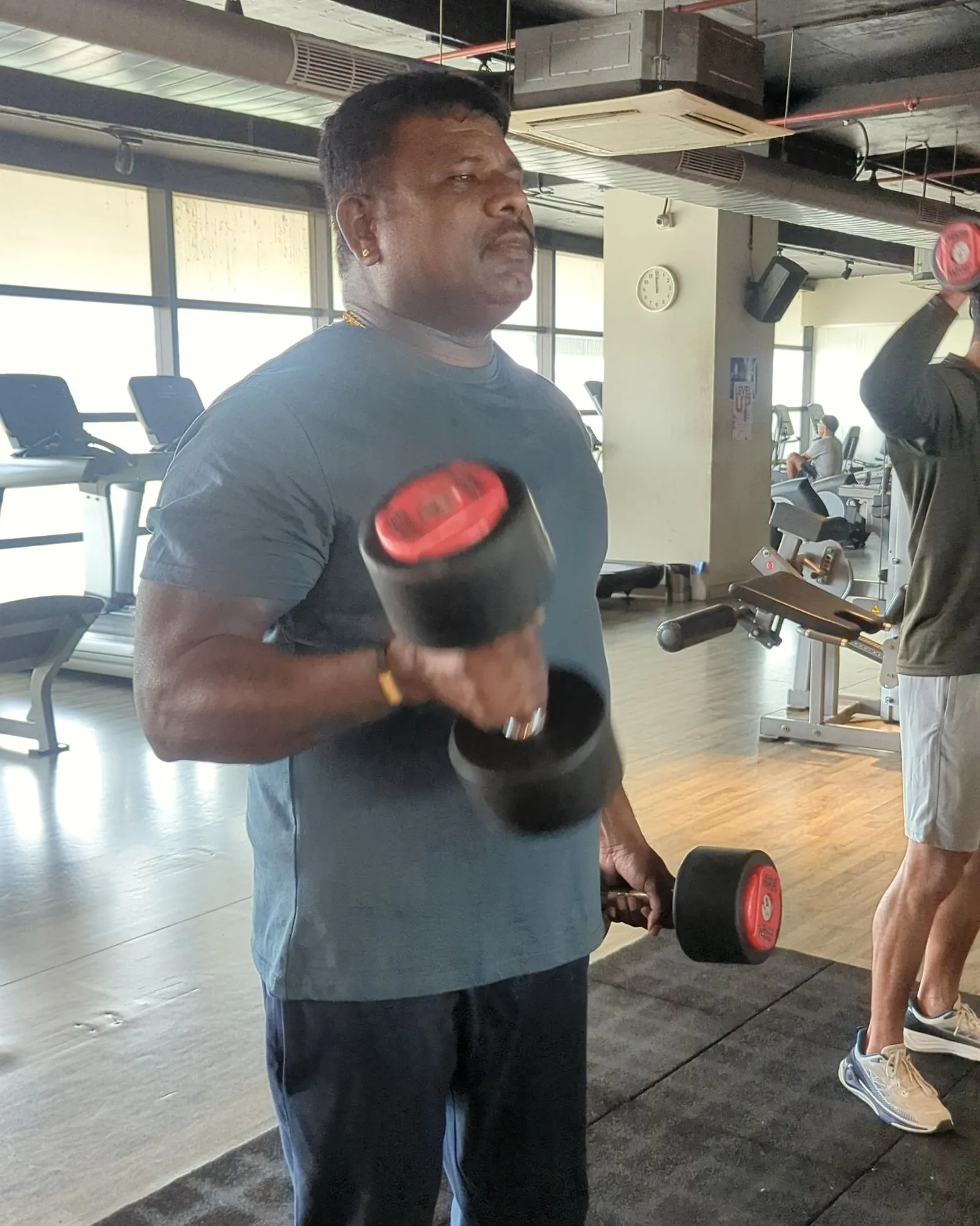 Standing dumbbell bicep curl
